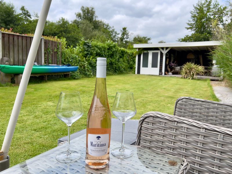 Terras in de tuin, Huisje op de Dijk