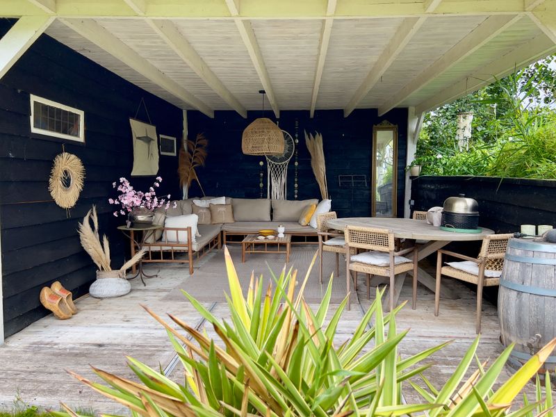 De veranda van Huisje op de Dijk
