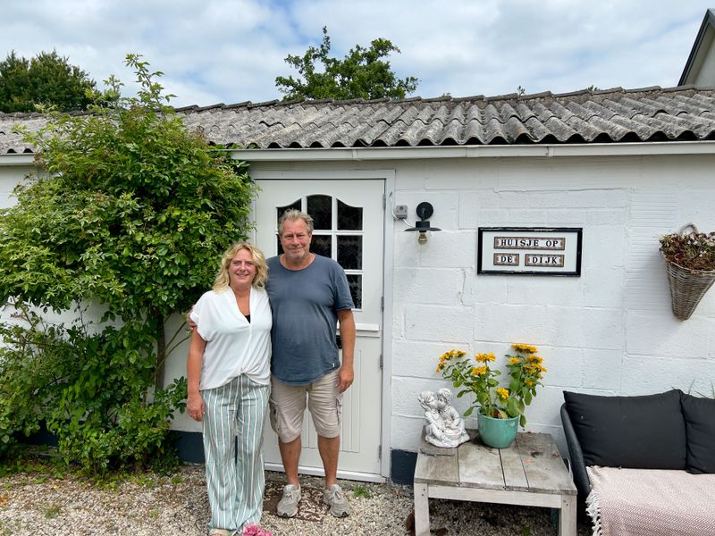 Monica en Geert bij de voordeur van Huisje op de Dijk